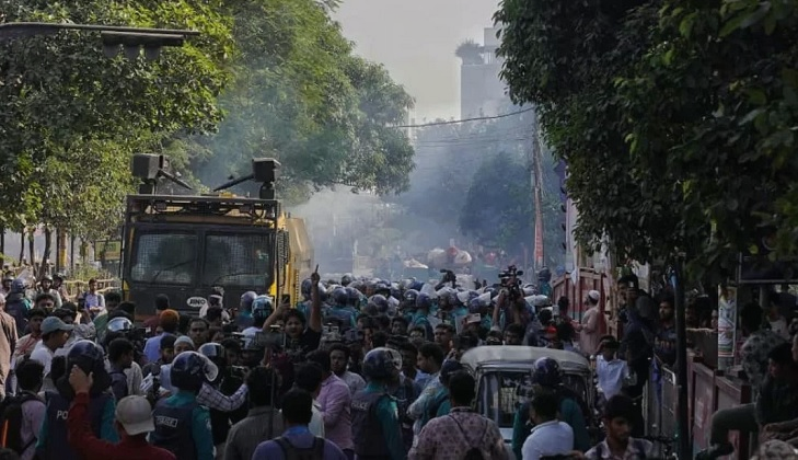 gopalganj-dhanmondi-turns-into-battlefield-after-v