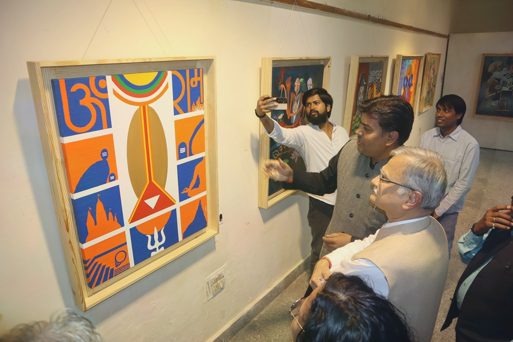 bhus-ahivasi-art-gallery-is-buzzing-with-the-roop-