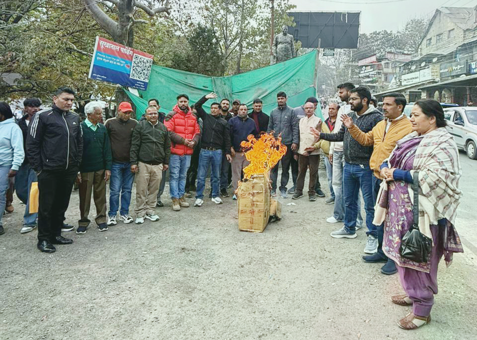 congress-burnt-the-effigy-of-the-government-in-pro