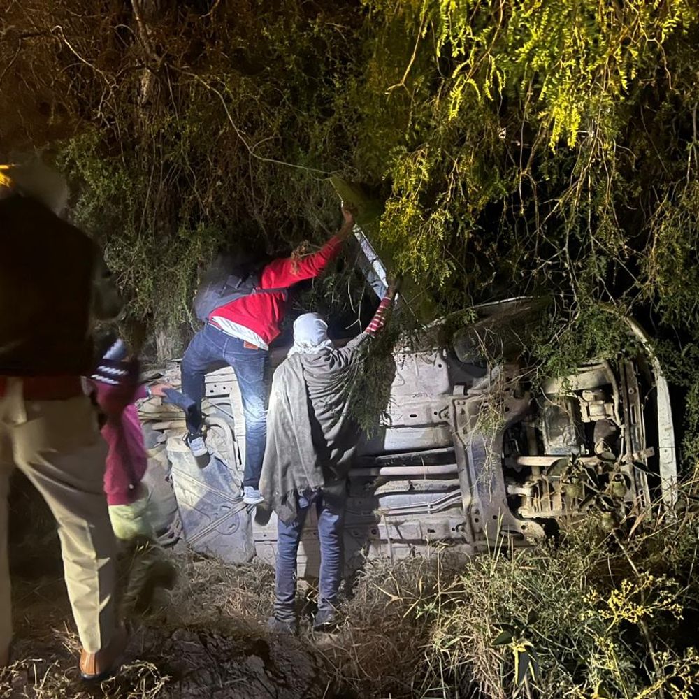 अबोहर में कार-टैंकर की टक्कर:टैंकर का एक्सेल टूटकर बाइक सवारों को लगा, 3 युवक घायल