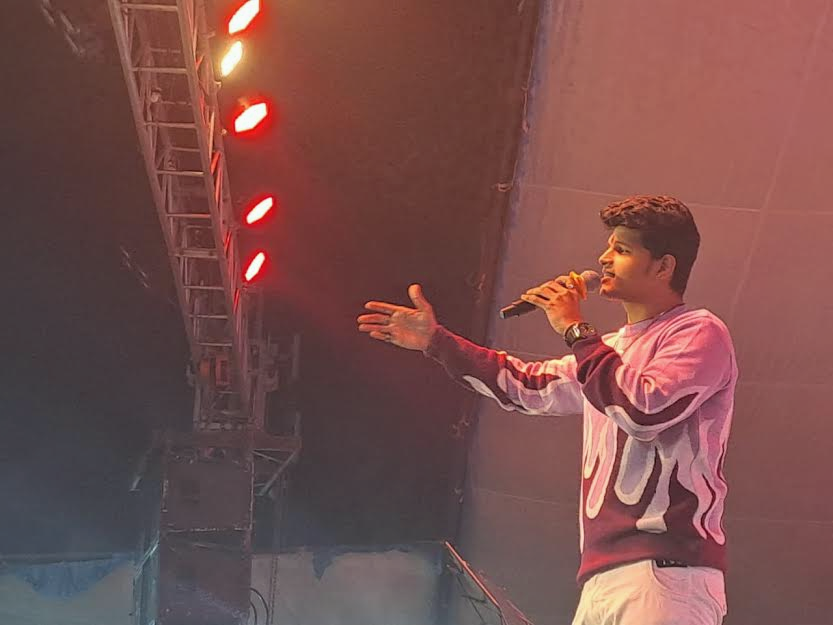 indian-idol-artist-ipsit-pati-performed-at-the-pas