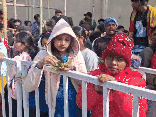 रांची के JSCA स्टेडियम में उमड़ी भीड़:रात 2 बजे से टिकट के लिए लगी लाइन, महिलाओं के लिए अलग काउंटर, पुलिस मुस्तैद