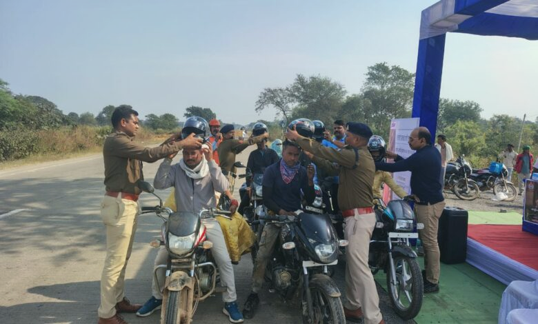 helmets-distribute-in-nh-49-by-police
