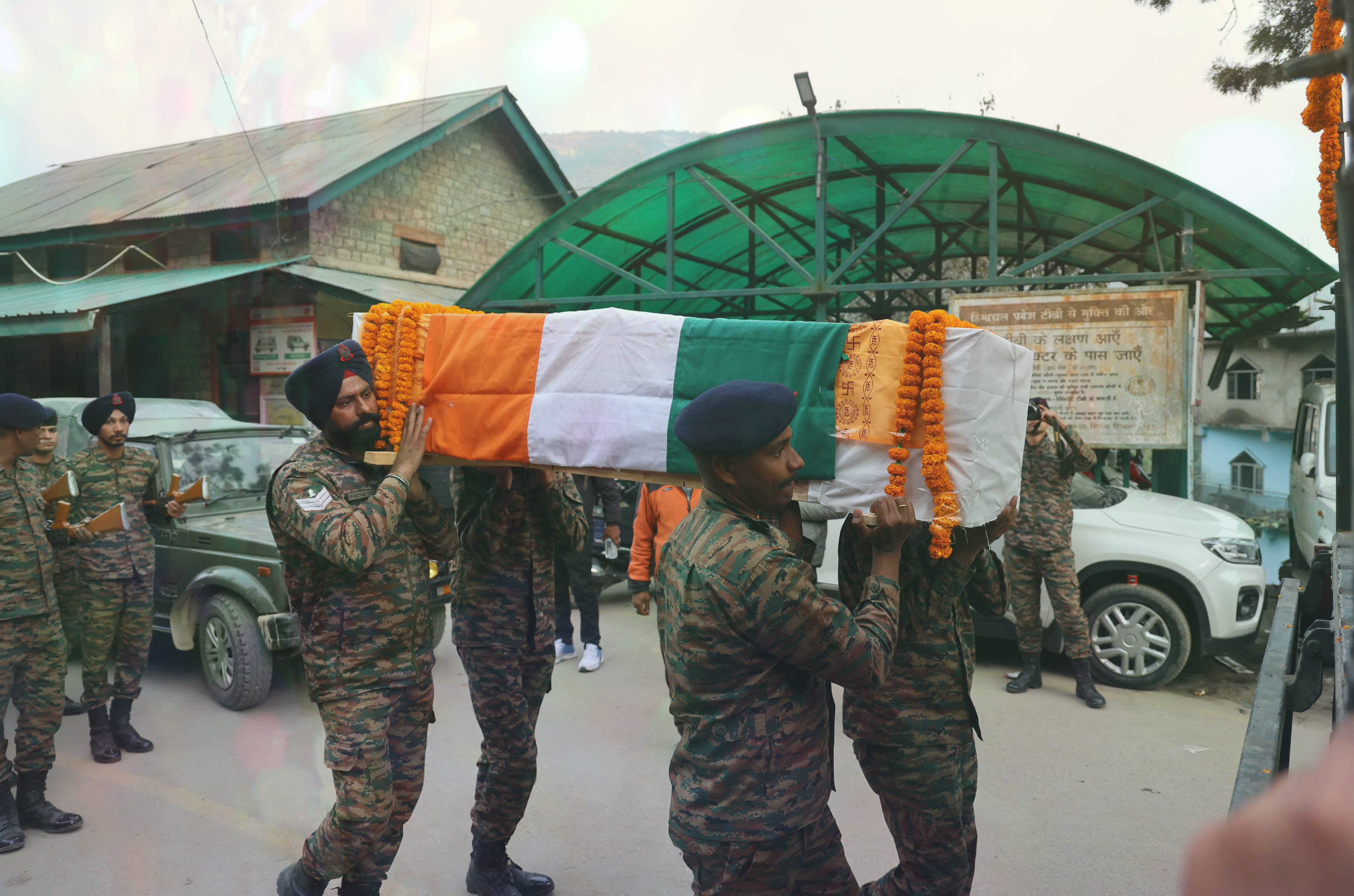 कार दुर्घटना में मंडी के दो सैनिकों की मौत, 600 मीटर गहरी खाई में जा गिरी कार