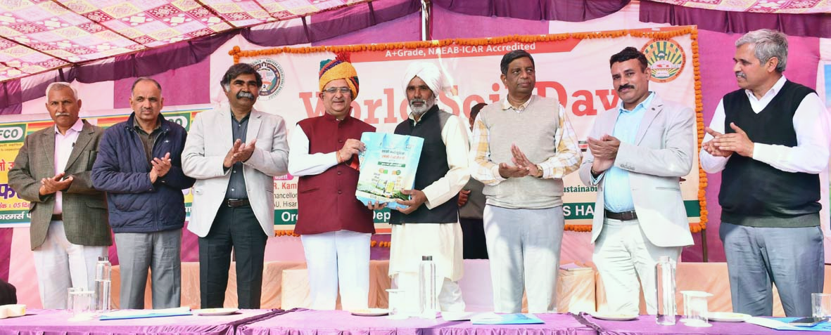 vice-chancellor-prof.-br-kamboj-awarding-the-winni