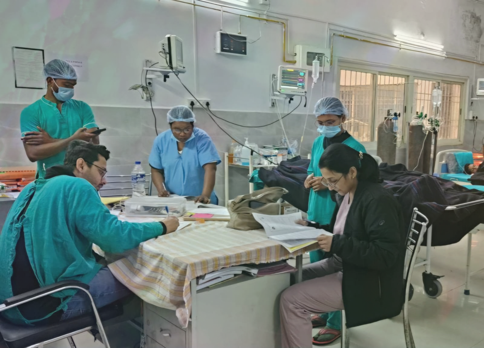 बलरामपुर : जिला चिकित्सालय में पहली बार लेप्रोस्कोपिक विधि से महिला नसबंदी