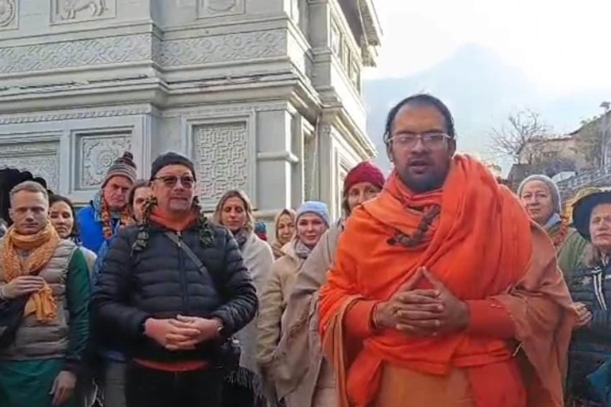 चारों तरफ बर्फ ही बर्फ, फिर भी पहुंच गए विदेशी श्रद्धालु, गजब की दिखी सनातन की भव्यता