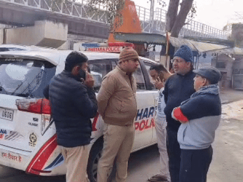 रोहतक में भाजपा कार्याकर्ता से हाथापाई:धार्मिक स्थल हटाने को लेकर हुई कहासुनी, रेलवे की जमीन पर बनाई जानी है सड़क