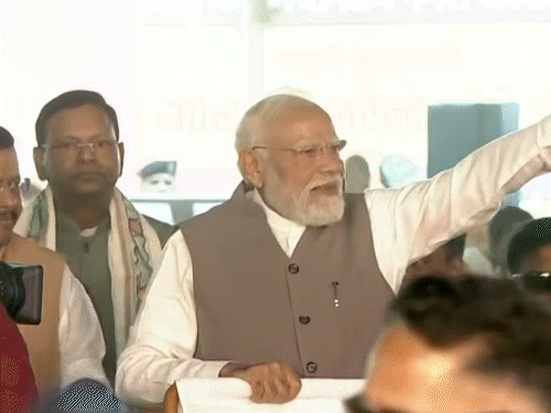 काशी में PM खुली जीप में हाथ हिलाते हुए पहुंचे:योगी बोले- समाज में केवल 4 जातियां; मंच पर 44 महिलाओं को बैठाया गया