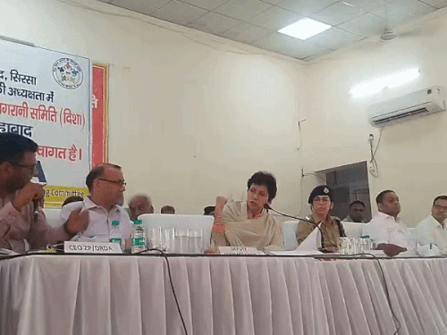 MP सैलजा बोली-एक-दूसरे को टोपी पहनाना बंद करो:फतेहाबाद में नगर परिषद के ME को फटकारा; SE से पूछा-आप ऑफिस बैठते हो