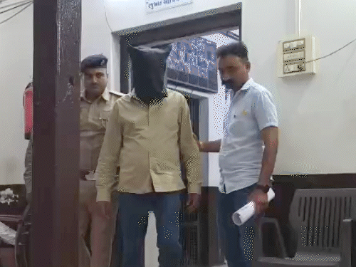 किराएदार ने मकान मालिक से पत्नी-बेटी का रेप कराया:₹2000 किराया नहीं दे पा रहा था; 2 आरोपी गिरफ्तार