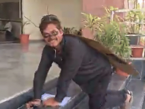 कॉकरोच मैन बनकर नाचते हुए अफसरों के पास पहुंचा:मथुरा में बोला- मां यमुना के लिए आया हूं; अखिलेश ने शेयर किया VIDEO