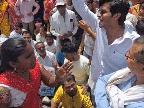 इंदौर- सड़कों पर गूंजे पानी दो, पानी दो… के नारे:फ्री पानी की सुविधा बंद होने से फूटा गुस्सा, रतलाम में भी विरोध प्रदर्शन