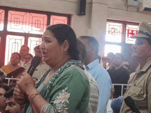 CM के सामने फूट-फूट कर रोने लगी महिला:बोलीं-बेटे संग थाने के सामने जहर खाऊंगी; सैनी ने कुरुक्षेत्र एक्सईएन को लगाई फटकार, FIR के आदेश
