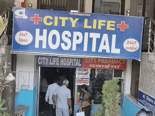 नारनौल में प्राइवेट अस्पताल में रेड, बीयर की बोतल मिलीं:बिना परमिशन रखी थी MTP किट; स्वास्थ्य विभाग और CM फ्लाइंग की छापेमारी