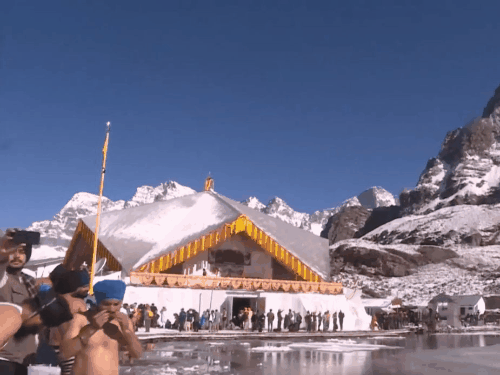 225 दिन बाद खुले हेमकुंड साहिब के कपाट:5 क्विंटल फूलों से सजा धाम, 6605 श्रद्धालुओं ने किए दर्शन; अब तक 67 हजार से ज्यादा रजिस्ट्रेशन