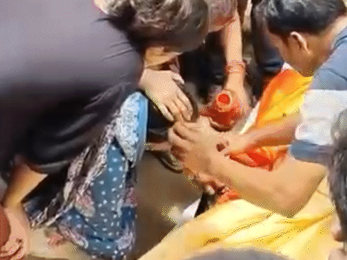 पति की लाश से पत्नी ने मांग में सिंदूर भरवाया:रोते हुए बोलीं- अब चूड़ियां कैसे उतारूं, प्रयागराज में 4 दोस्तों की हुई थी मौत