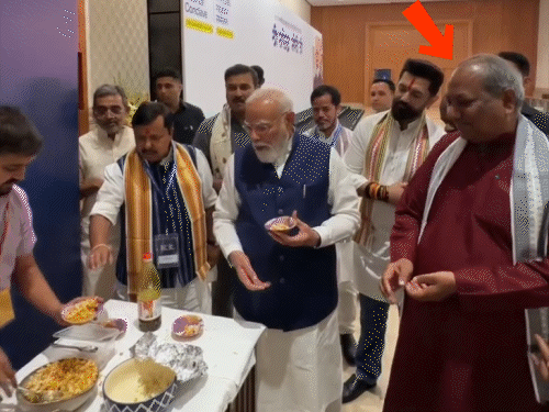 झालमुड़ी चाहते थे संजय निषाद, मोदी ने नवीन को थमाई:मंत्री ने हाथ बढ़ाया, फिर पीछे किया; अनुप्रिया पटेल दोना लेकर खड़ी नजर आईं